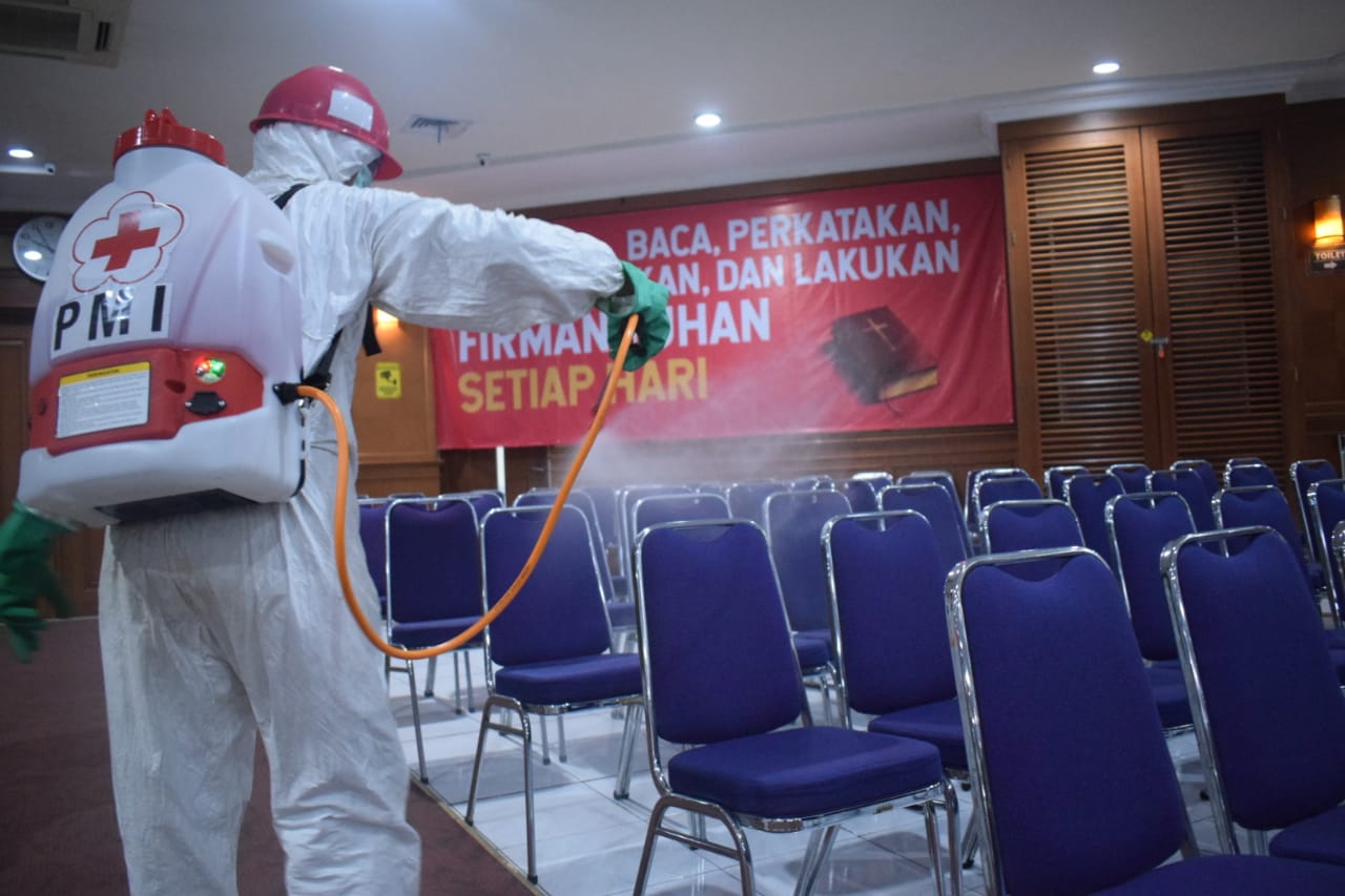 Petugas menyemprotkan disinfektan di tempat ibadah.