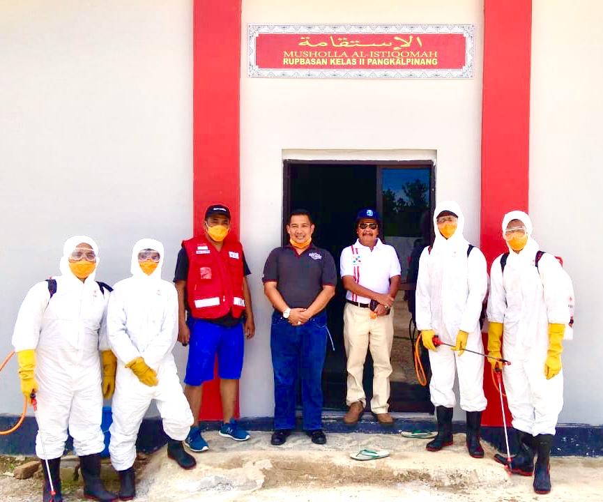 Petugas PMI melakukan foto bersama dengan Kepala Rupbasan Andri Ferly.