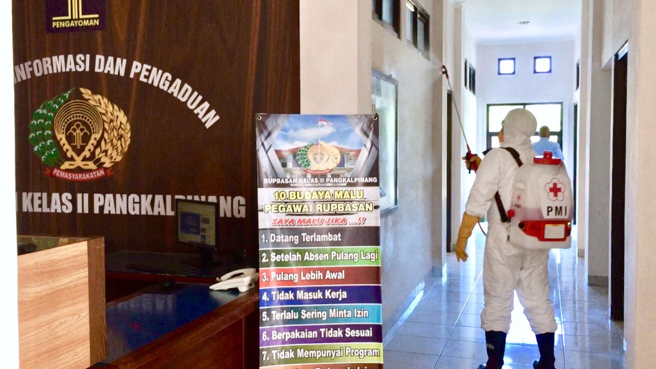 Petugas PMI melakukan penyemprotan disinfektan di Rupbasan Pangkalpinang.