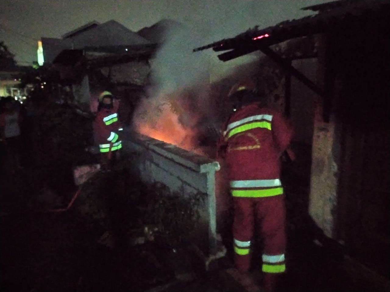 Tampak Petugas sedang memadamkan api yang berkobar, Tangerang Selatan, Senin (23/3/2020).