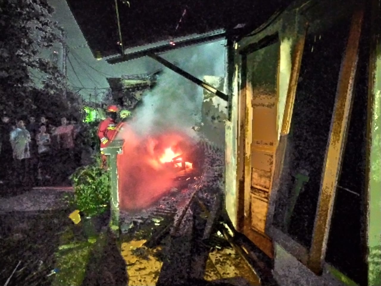 Tampak Petugas sedang memadamkan api yang berkobar, Tangerang Selatan, Senin (23/3/2020).