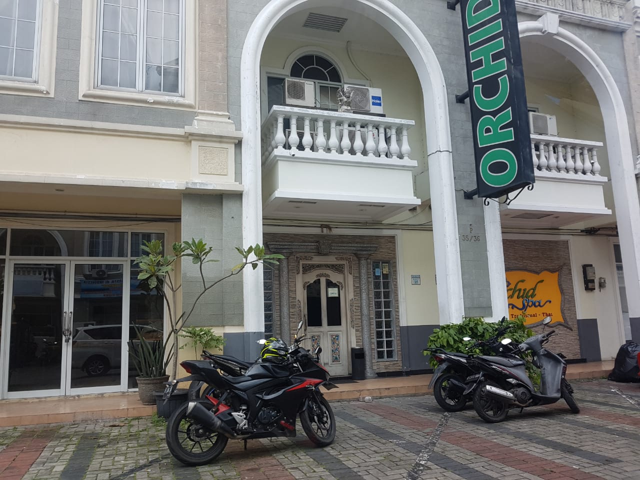 Tampak tempat pijat kebugaran (message & spa) Orchid di ruko pasar modern, Gading Serpong, Kecamatan Kelapa Dua terpantau masih beraktivitas, Senin (23/3/2020).