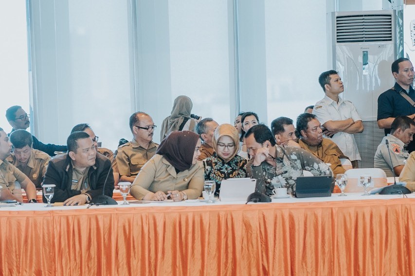 Wali Kota Tangerang Selatan Airin Rachmi Diany kini sedang menjadi pokok pembahasan oleh publik. Sebab, belakangan ini beredar foto dirinya sempat menghadiri rapat bersama dengan dua kepala daerah yang terserang virus Corona.