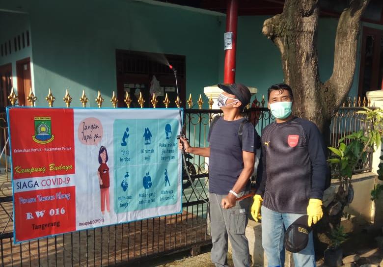 Warga memasang spanduk pola mencegah dan menekan penyebaran COVID-19 di Perumahan Taman Elang, RW 16, Kelurahan Periuk, Kecamatan Periuk, Kota Tangerang.