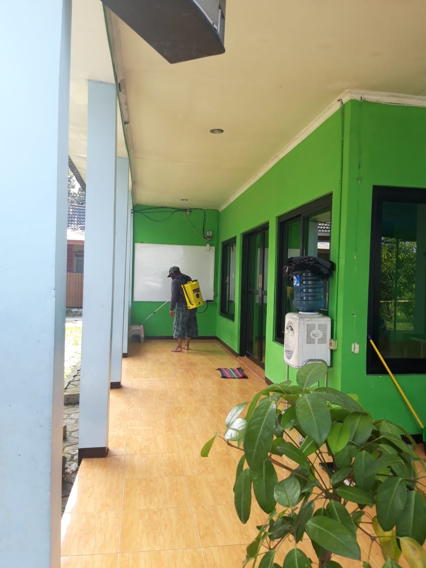 Tampak Seorang warga menyemprotkan Disinfektan, Tangerang Selatan, Selasa (24/3/2020).