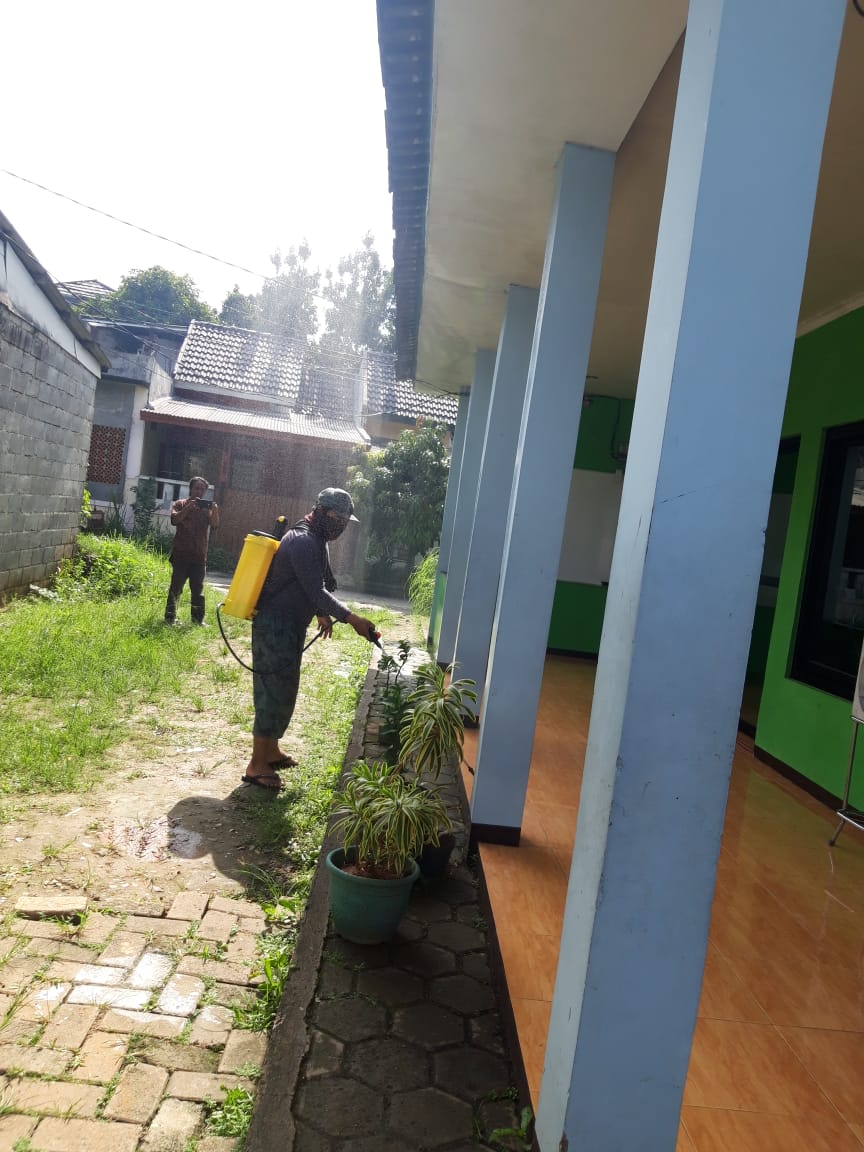 Tampak Seorang warga menyemprotkan Disinfektan, Tangerang Selatan, Selasa (24/3/2020).