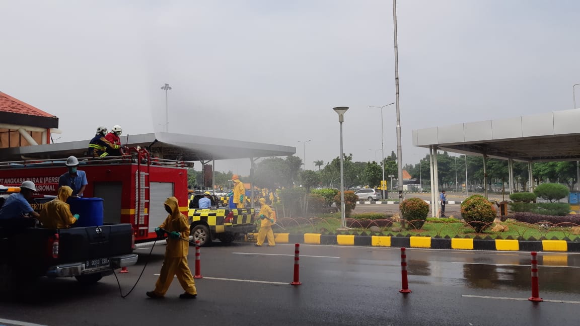 Tampak para petugas sedang melakukan penyemprotan cairan desinfektan di sekitar area Bandara Internasional Soekarno-Hatta (Soetta), Kota Tangerang.
