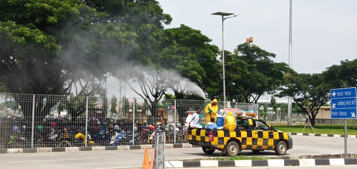 Tampak para petugas sedang melakukan penyemprotan cairan desinfektan di sekitar area Bandara Internasional Soekarno-Hatta (Soetta), Kota Tangerang.