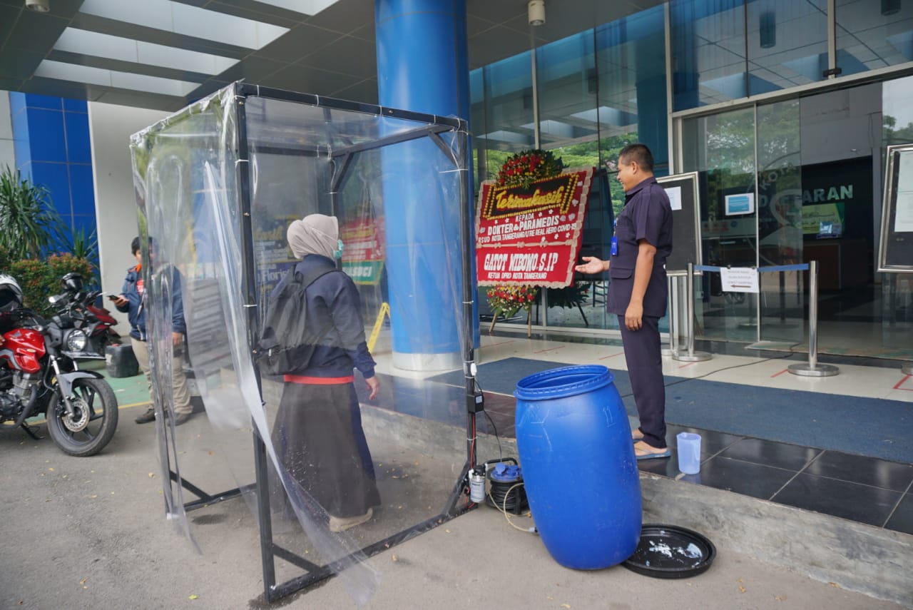 Pegawai melakukan uji coba bilik disinfektan di RSUD Kota Tangerang, Rabu (25/3/2020).