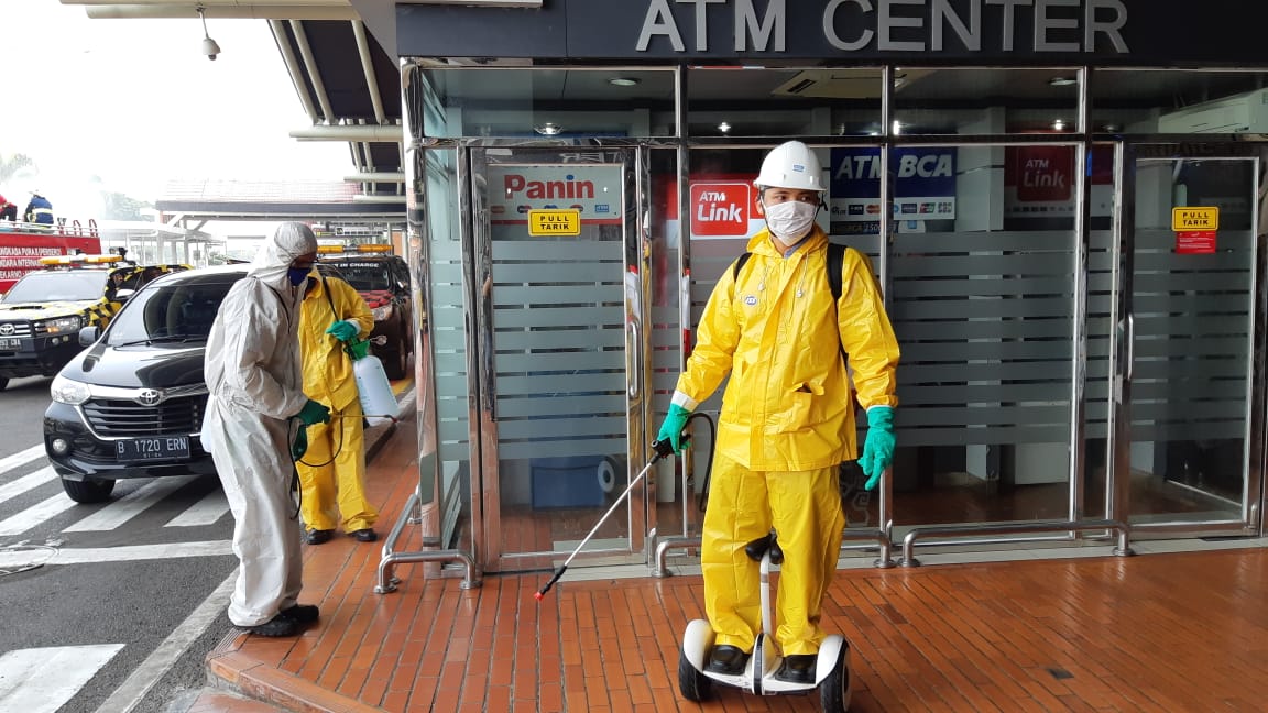 Tampak para petugas sedang melakukan penyemprotan cairan desinfektan di sekitar area Bandara Internasional Soekarno-Hatta (Soetta), Kota Tangerang.