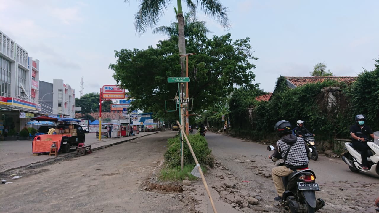 Suasana jalan di Perumahan Taman Royal, Kota Tangerang, Kamis (26/3/2020).