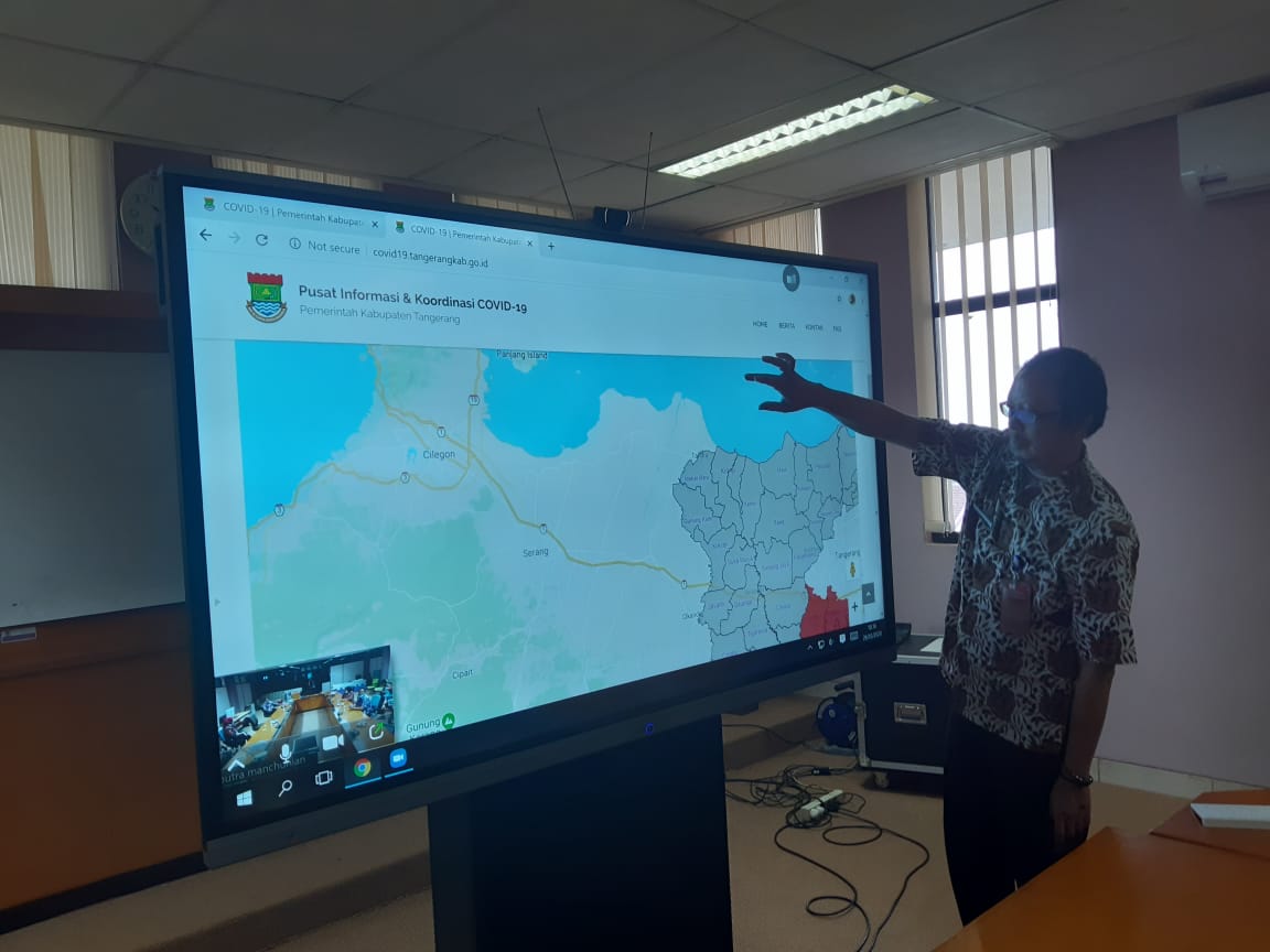 Seseorang sedang melihat Peta Kabupaten Tangerang.