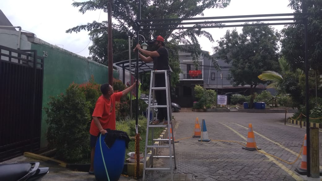 Warga Cluster Cendana Taman Royal 1, Tanah Tinggi sedang memasang pondasi untuk cairan disinfektan secara otomatis Kota Tangerang, Kamis (26/3/2020).