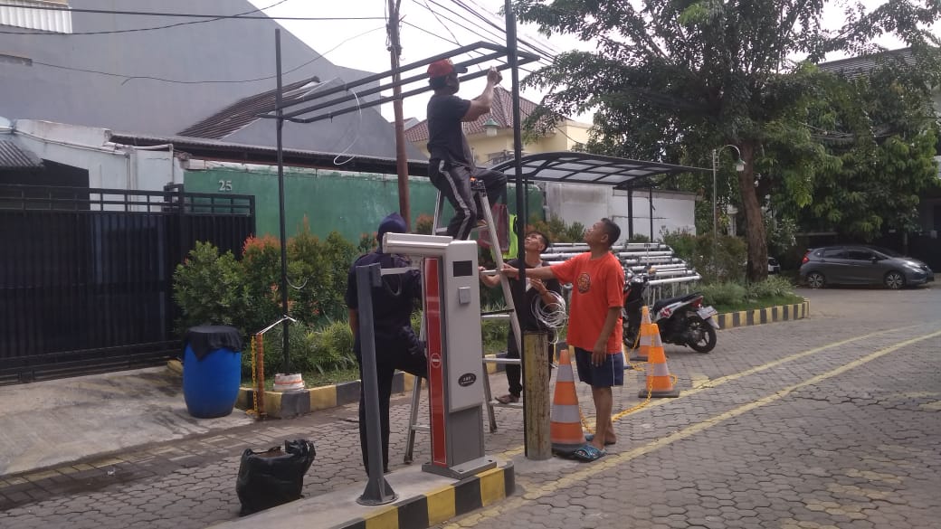 Warga Cluster Cendana Taman Royal 1, Tanah Tinggi sedang memasang pondasi untuk cairan disinfektan secara otomatis Kota Tangerang, Kamis (26/3/2020).