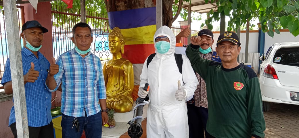 Petugas kesehatan saat melakukan penyemprotan disinfektan di Polsek Teluknaga.