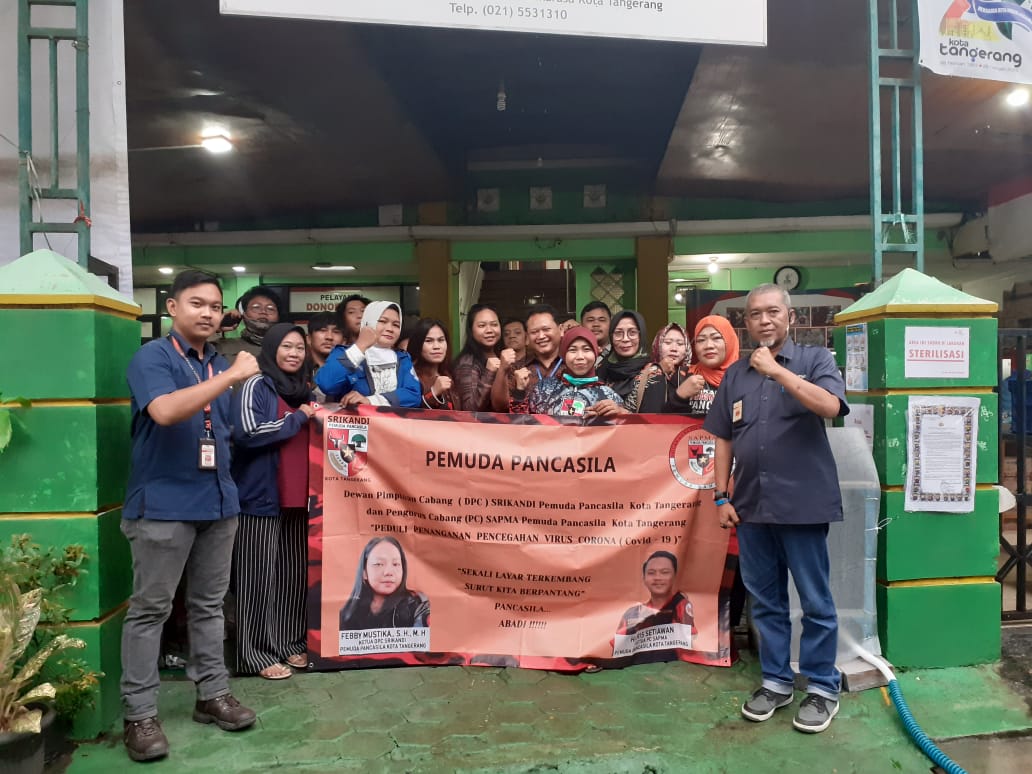 Anggota Pemuda Pancasila saat mendonorkan darahnya di kantor pelayanan Unit Donor Darah PMI Kota Tangerang, Senin (30/3/2020).