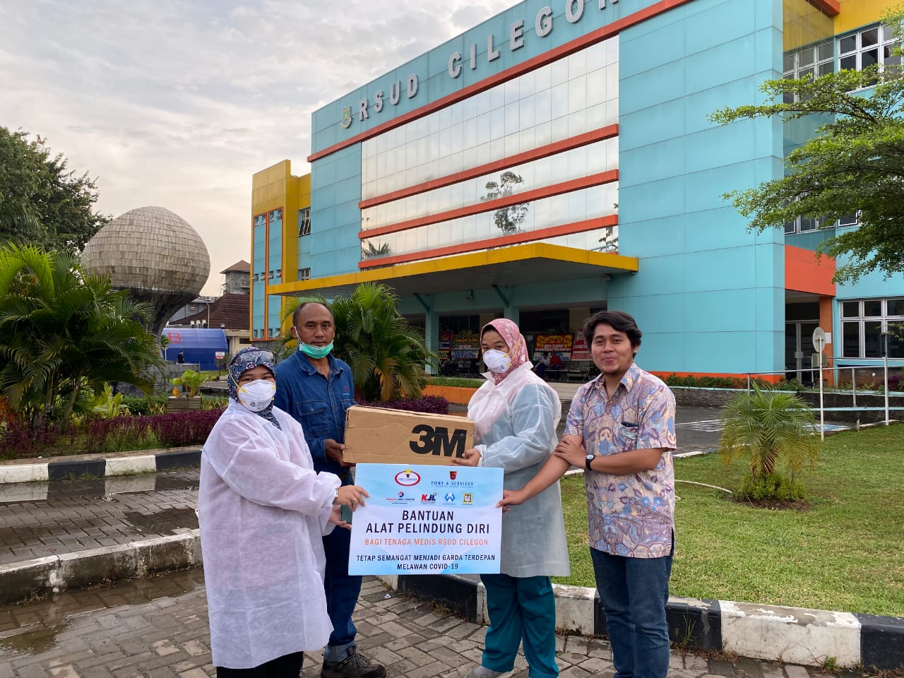 Karyawan PT Krakatau Bandar Samudeta (KBS), anak usaha PT Krakatau Steel menyerahkan bantuan alat pelindung diri (APD) kepada tenaga medis di Cilegon, Senin (30/3/2020).