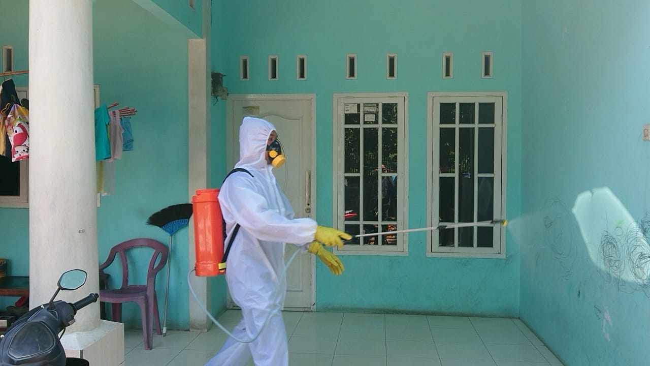 Petugas Karang Taruna menyemprotkan disinfektan di lingkungan RW 01 Kelurahan Gebang Raya, Kecamatan Periuk, Kota Tangerang, Selasa (31/3/2020).