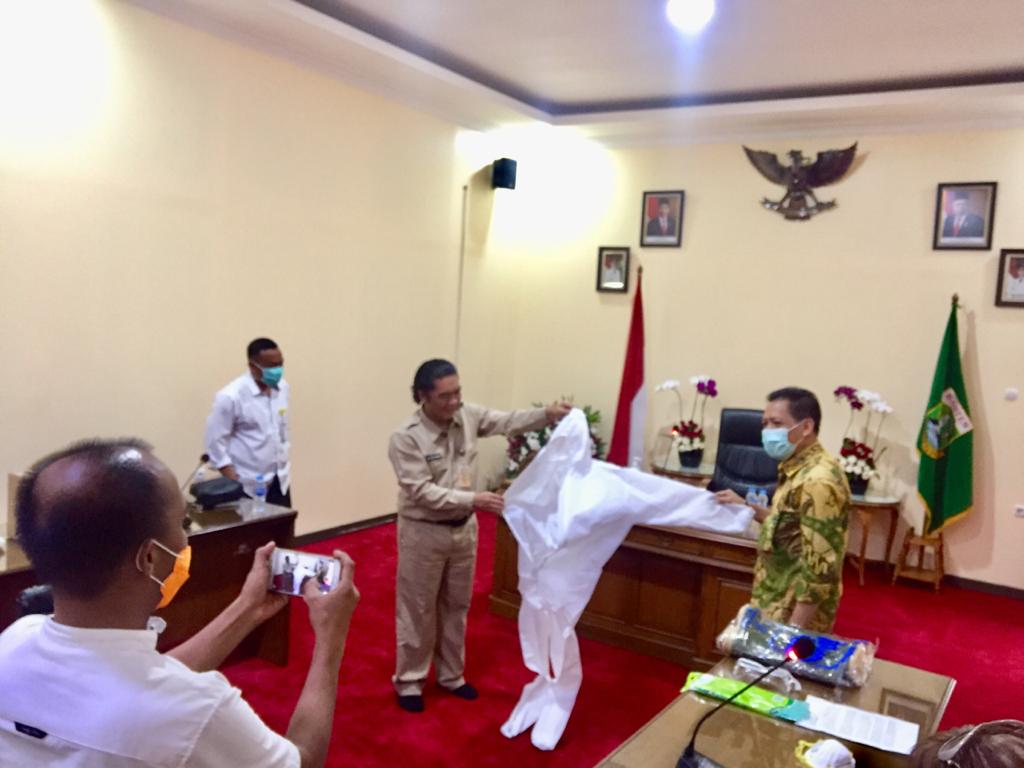 Kepala Divisi Corporate Affairs Sinar Mas Land, Dony Martadisata menyerahkan bantuan Alat Pelindung Diri (APD) secara simbolis kepada Sekretaris Daerah Provinsi Banten Dr. Al Muktabar MSc disaksikan oleh Gubernur Provinsi Banten, Dr. Wahidin Halim.