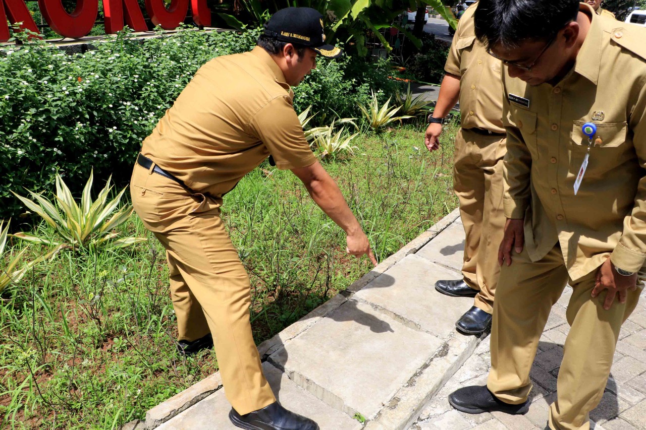 Wali Kota Tangerang Arief R Wismansyah mengecek pembangunan wilayah.