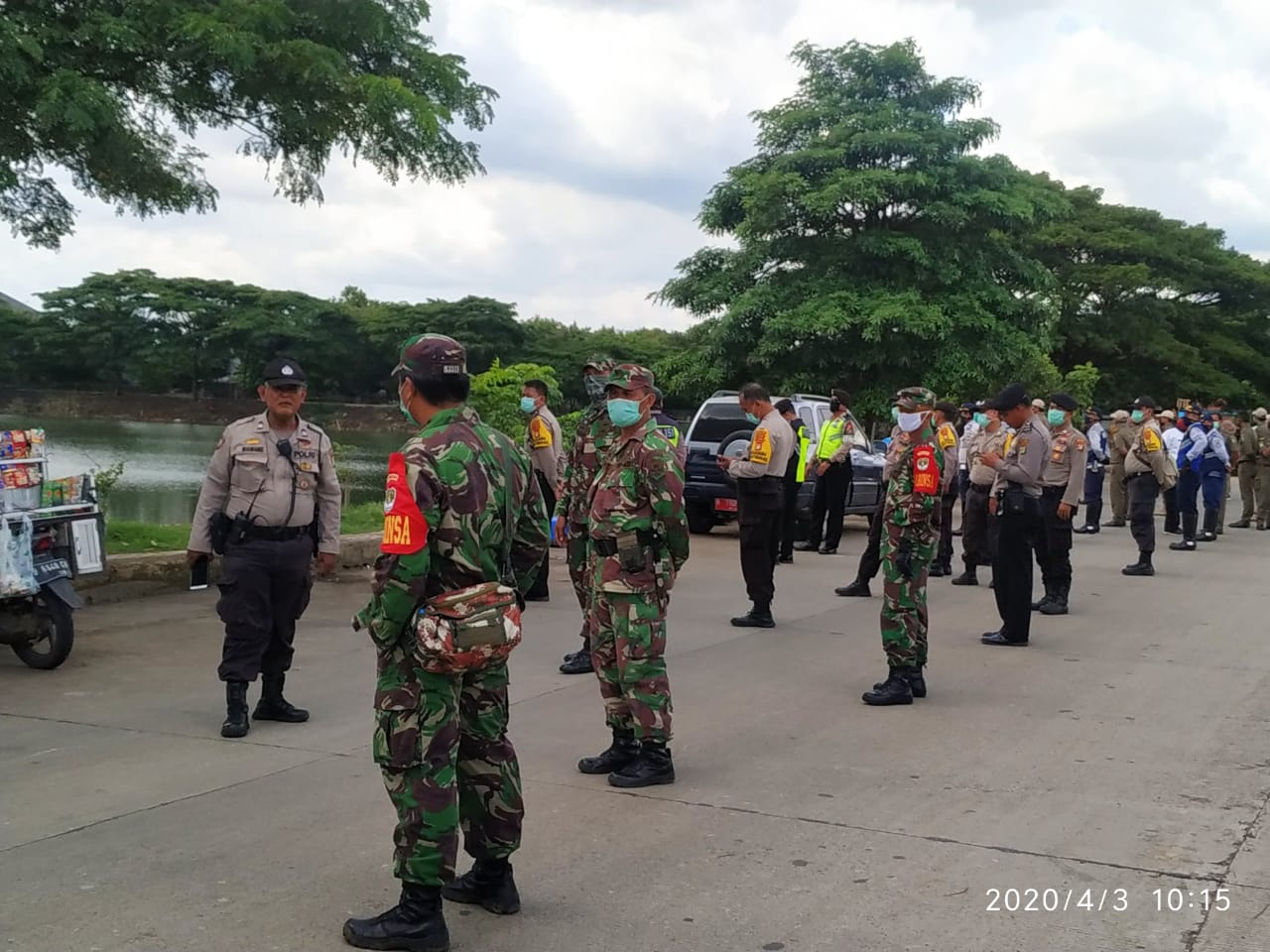 Personil gabungan TNI-POLRI dan aparat setempat saat mengisolasi Danau Situ Bulakan di Periuk, Kota Tangerang.