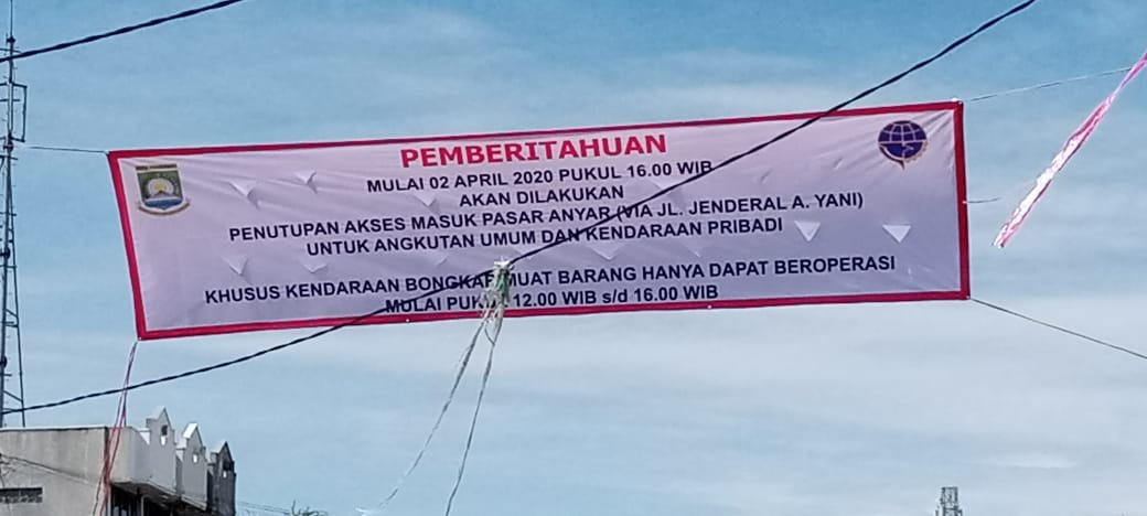 Spanduk penutupan akses lalulintas di jalan Pasar Anyar Kota Tangerang.