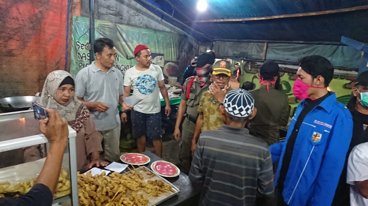 Sejumlah petugas gabungan dari Pemerintah Kota Tangerang wawaran bersama soal bahaya virus Corona, Sabtu (4/4/2020) malam.