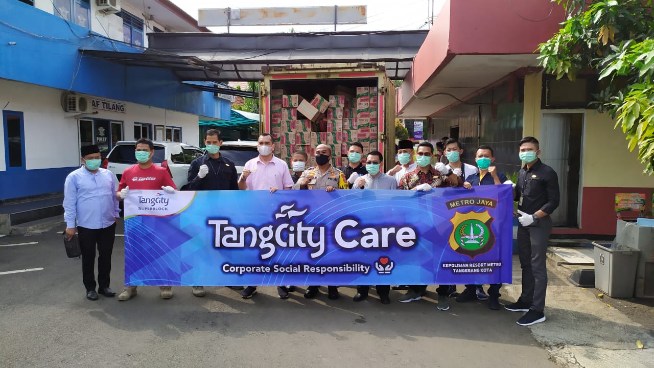 Penyerahan bantuan sembako dari program corporate social responsibility Tangcity Mal, Tangerang Kota, Senin (6/4/2020).