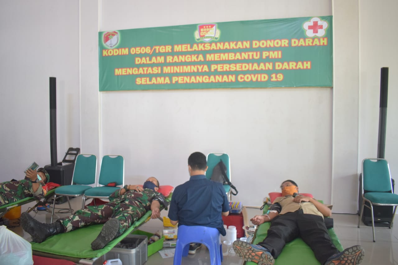 40 prajurit Kodim Tangerang mendonorkan darahnya untuk membantu mengatasi kekurangan stok darah di masa Pandemi virus Corona, Rabu (8/4/2020).