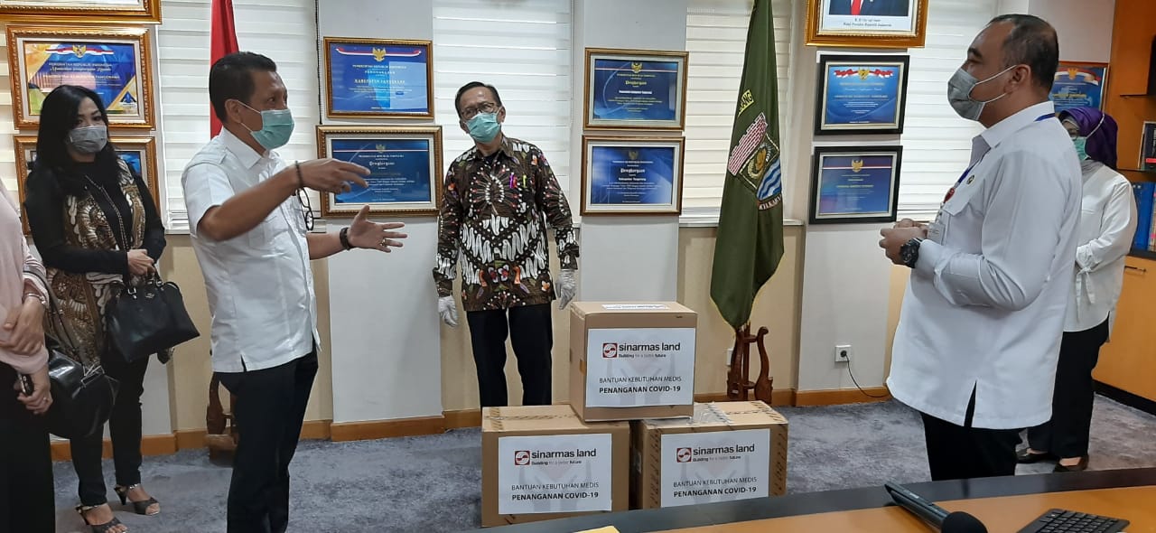 Sinar Mas Land diwakili Corporate Governance & Sustainability Division Head, Ignesjz Kemalawarta menyerahkan bantuan sebanyak 1.500 Rapid Test Kit (RTK) kepada Bupati Tangerang Ahmed Zaki Iskandar, Rabu (8/4/2020).