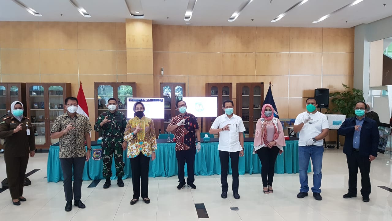 Wali Kota Tangsel Airin Rachmi Diany bersama jajaran dan pejabat Sinar Mas Land berpose bersama seusai menerima bantuan berupa alat pendeteksi dini atau rapid test kit, Kamis (9/4/2020).