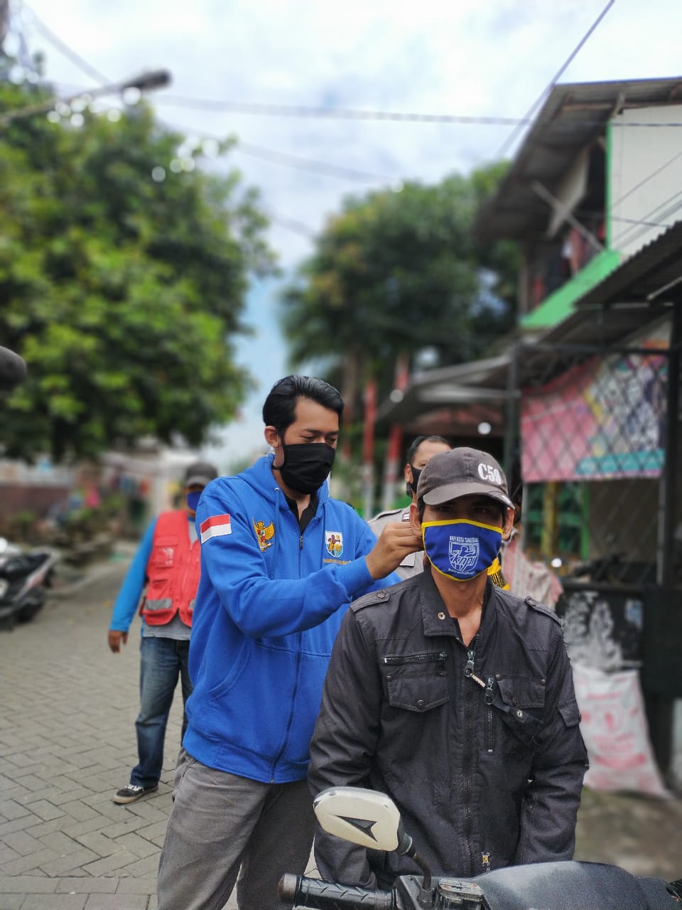 Ketua KNPI Kota Tangerang Uis Adi Dermawan saat memberikan masker kepada warga RT 06/02 di Pinang, Sabtu (11/4/2020).