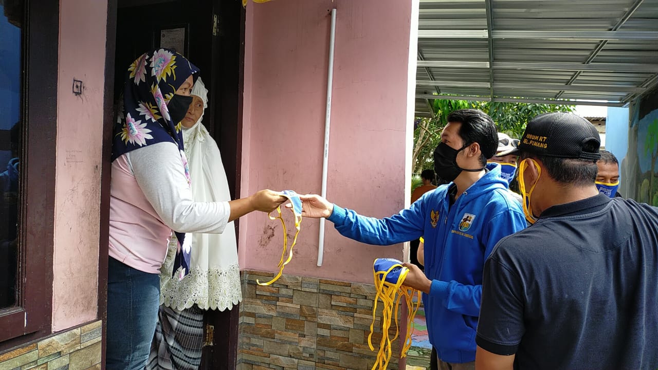 Ketua KNPI Kota Tangerang Uis Adi Dermawan saat memberikan masker kepada warga RT 06/02 di Pinang, Sabtu (11/4/2020).