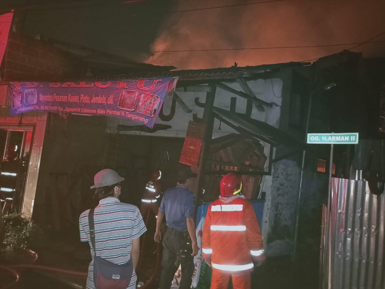Terjadi kebakaran di Jalan Proklamasi RT 1/3, Kelurahan Cimone Jaya, Kecamatan Karawaci, Kota Tangerang pukul 00.25 WIB dini hari.