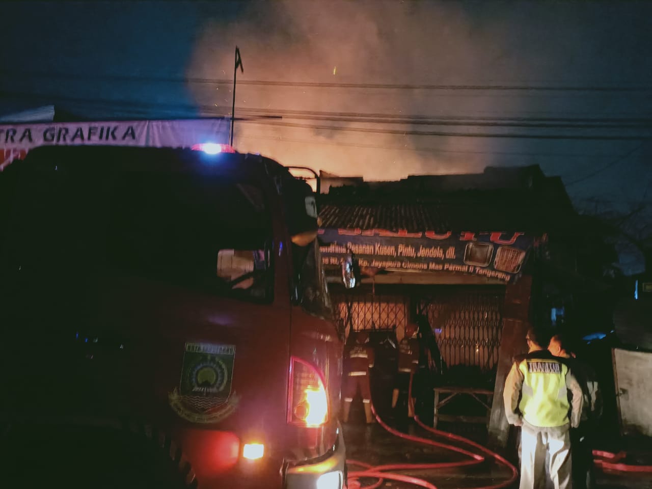 Terjadi kebakaran di Jalan Proklamasi RT 1/3, Kelurahan Cimone Jaya, Kecamatan Karawaci, Kota Tangerang pukul 00.25 WIB dini hari.