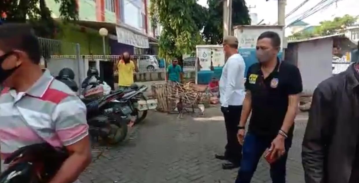 Puluhan pria menggelar aksi sabung ayam di Jalan Imam Bonjol, Karawaci, Kota Tangerang, Minggu (12/4/2020).