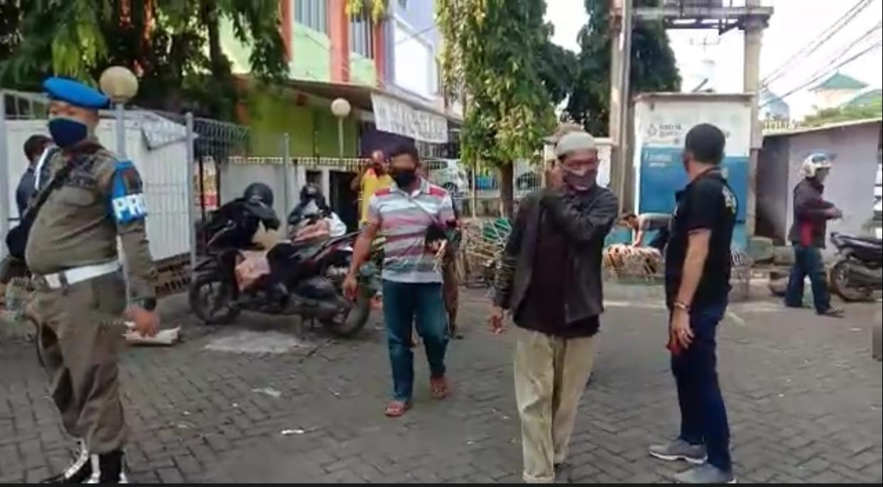 Puluhan pria menggelar aksi sabung ayam di Jalan Imam Bonjol, Karawaci, Kota Tangerang, Minggu (12/4/2020).