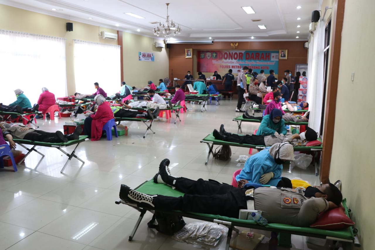 Suasana kegiatan donor darah di Aula Mapolres Metro Tangerang Kota.