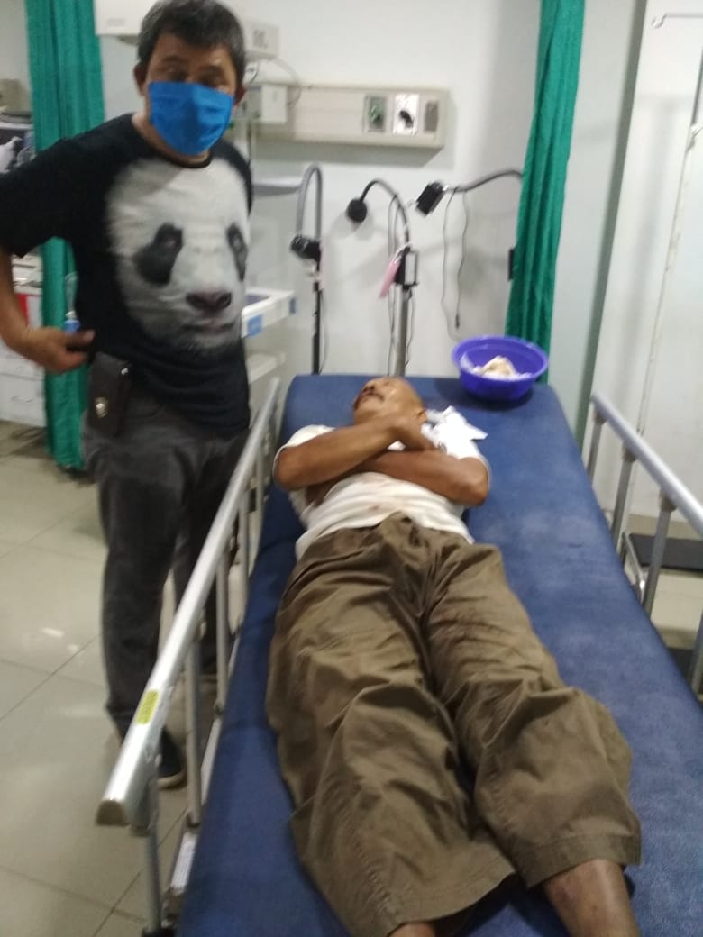 Korban begal Saifulah, penjaga Kuburan Kramat terbaring tak berdaya mengalami luka sobek di bagian kepala, Jalan Kramat, Ciledug, Kota Tangerang pada Minggu (12/4/2020).