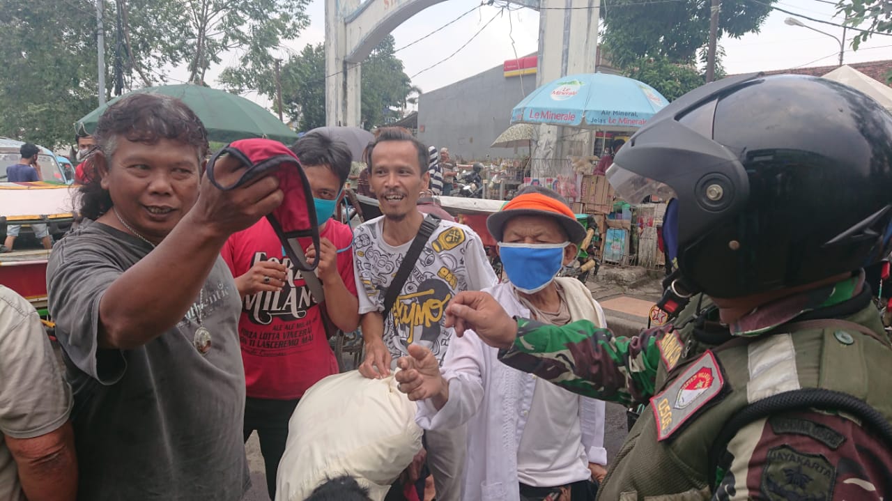 Komunitas Asal Senang Aja (ASA) Tangerang saat memberikan masker kepada warga di sekitar Pasar Anyar.