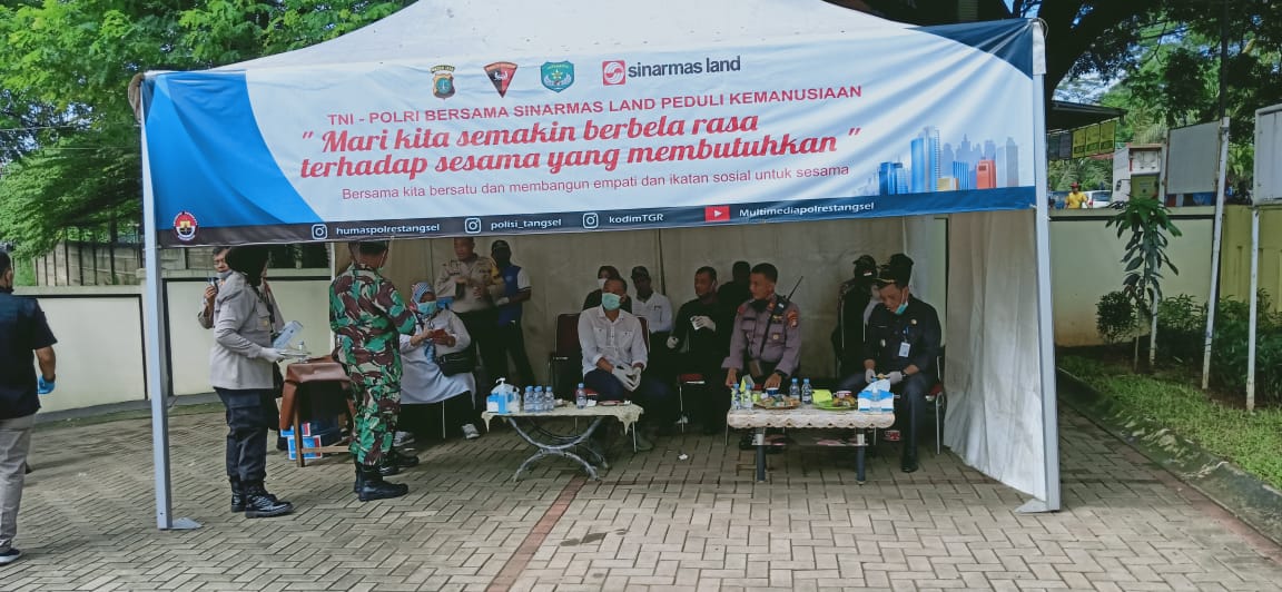 Sinar Mas Land menggelar kegiatan sosial pemberian sembako pangan kepada wara Cisauk, Selasa (14/4/2020).