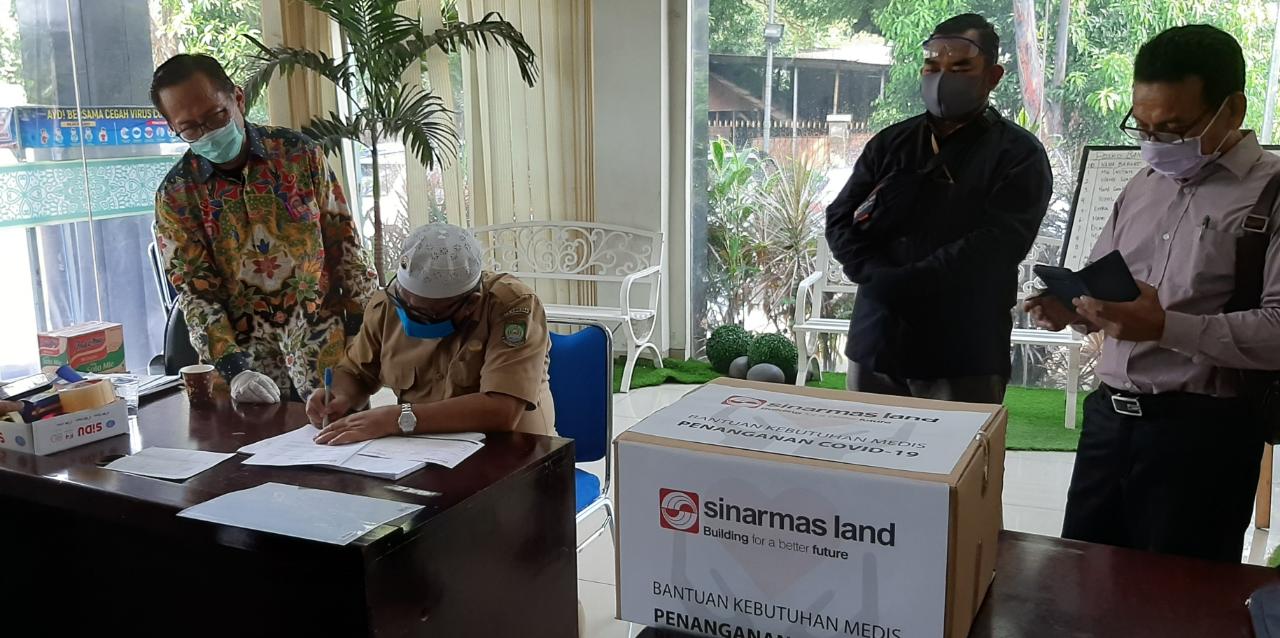 Sinar Mas Land diwakili Corporate Governance & Sustainability Division Head Ignesjz Kemalawarta menyerahkan bantuan 250 Rapid Test Kit (RTK) kepada Kepala Bagian Kesra dan Kemasyarakatan Setda Kota Tangerang Felix Mulyawan.