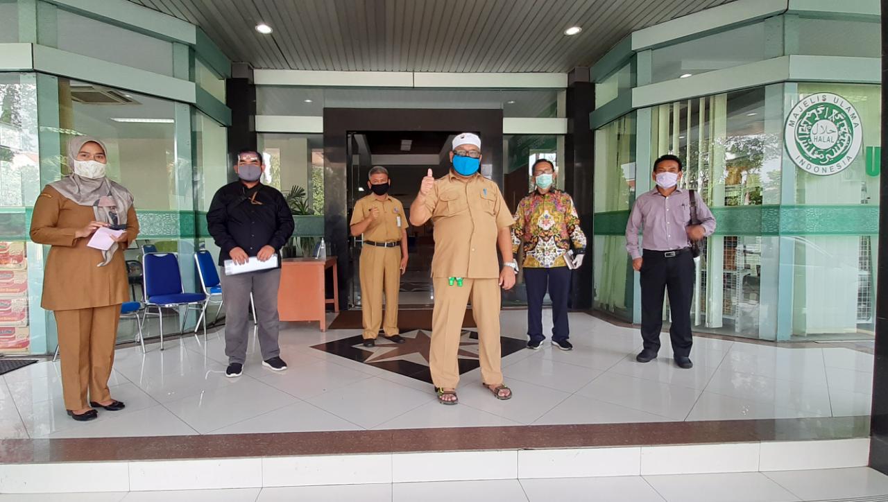 Sinar Mas Land diwakili Corporate Governance & Sustainability Division Head Ignesjz Kemalawarta menyerahkan bantuan 250 Rapid Test Kit (RTK) kepada Kepala Bagian Kesra dan Kemasyarakatan Setda Kota Tangerang Felix Mulyawan.