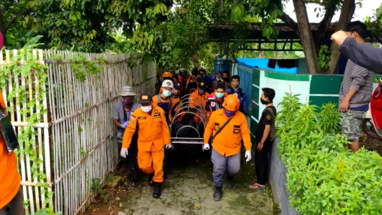 Personil Basarnas mengangkut mayat M Ilham Syarif di Kali Sabi, Perumahan Taman Cibodas, Kecamatan Periuk, Kota Tangerang, Rabu (15/4/2020).