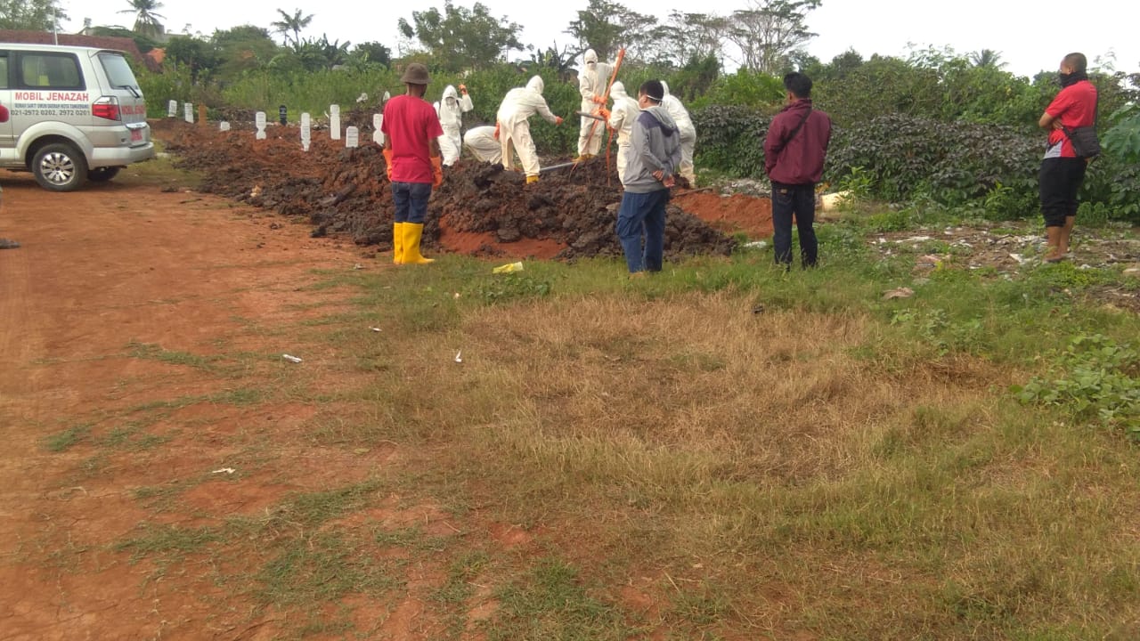 Proses pemakaman jenazah berstatus penderita virus corona di TPU Selapajang, Neglasari, Kota Tangerang, Kamis (16/4/2020).