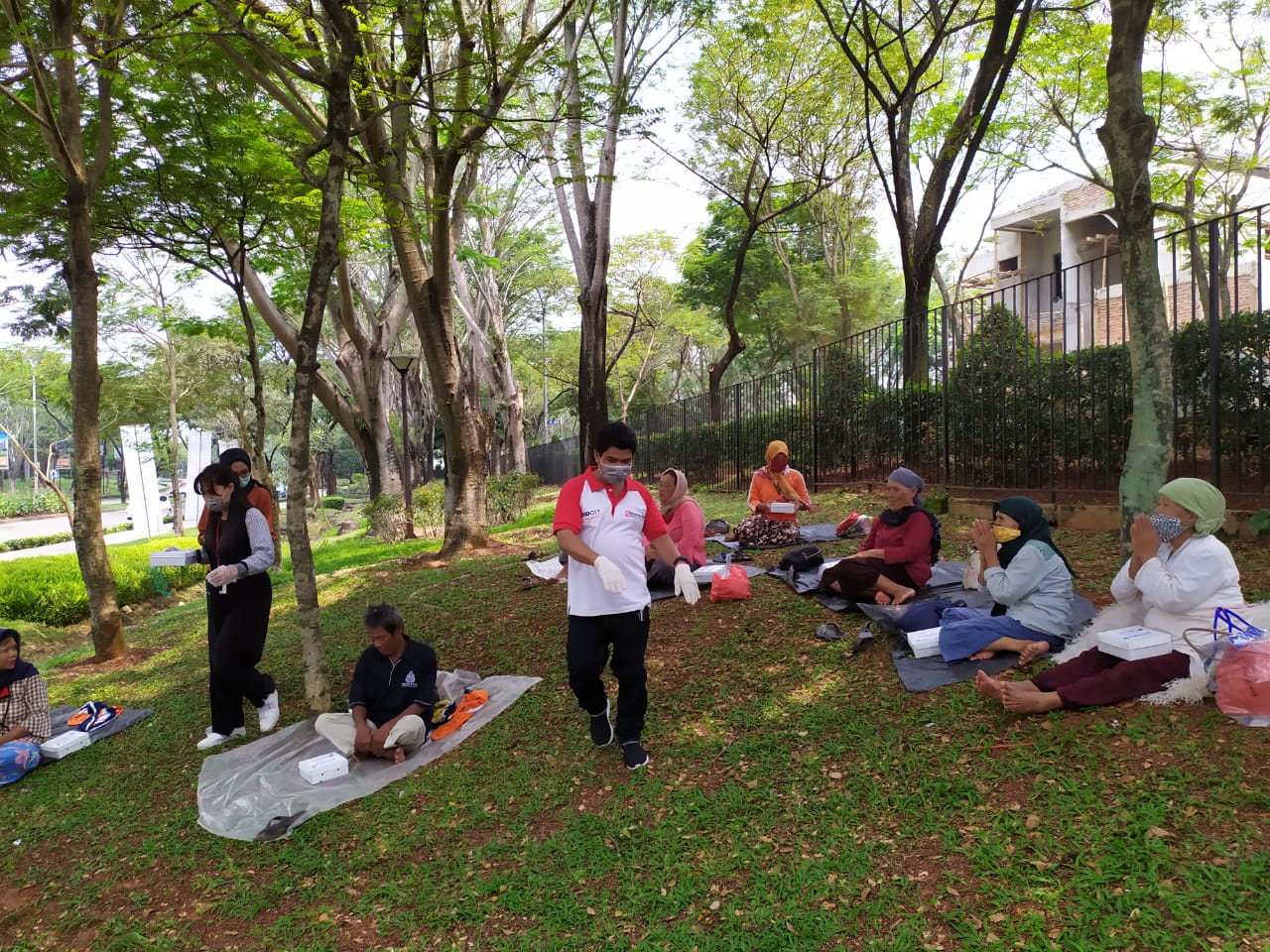 Proses Pembagian Nasi Kotak ke masyarakat sekitar.