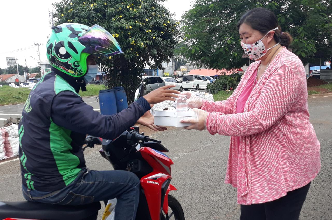 Pembagian Nasi Kotak ke masyarakat sekitar.