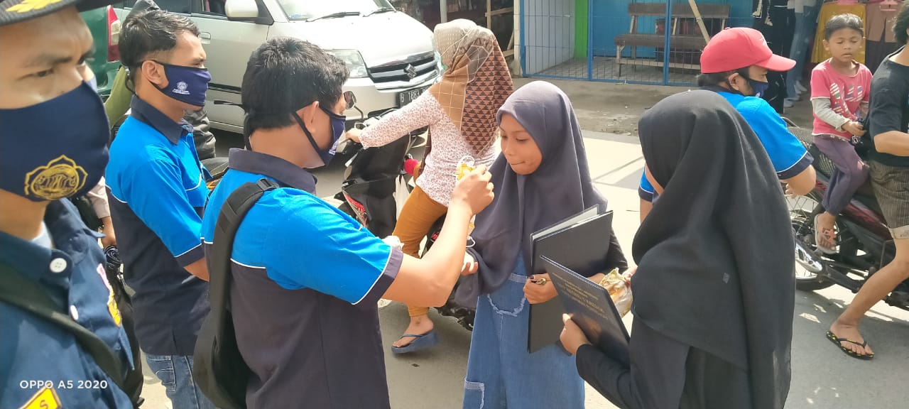 Pengurus Karang Taruna Kabupaten Tangerang membagikan masker kepada pengguna jalan di kawasan Pasar Kresek, Jumat (17/4/2020).