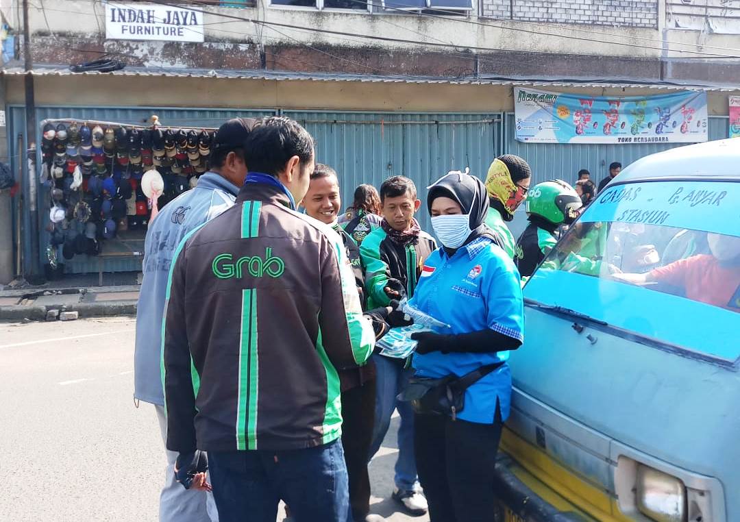 Pengurus Federasi Olahraga Rekreasi Masyarakat Indonesia (FORMI) Kota Tangerang membagikan masker kepada pengendara di Pasar Anyar, Jumat (17/4/2020).