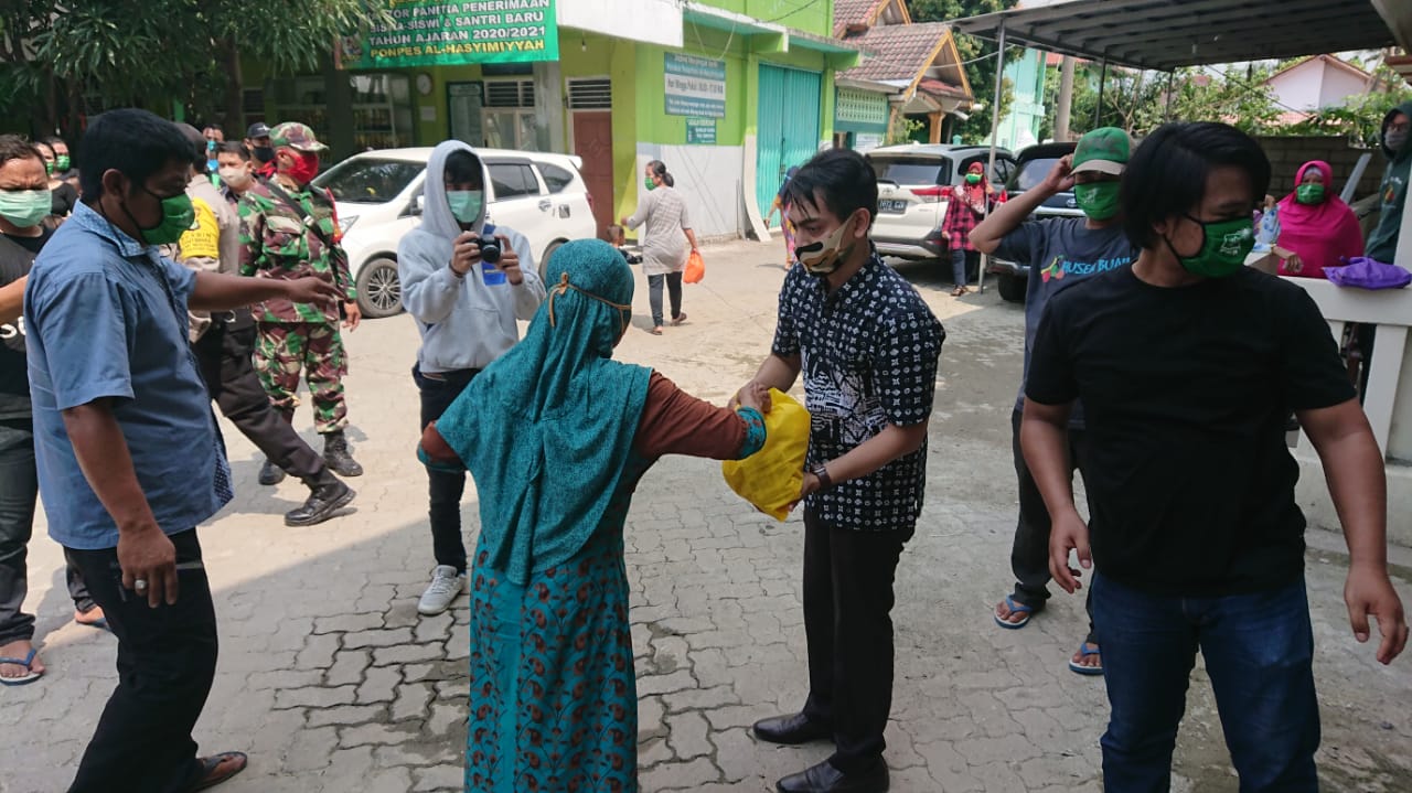 Managemen Aeropolis memberikan paket sembako kepada warga Neglasari, Kota Tangerang, Jumat (17/4/2020).